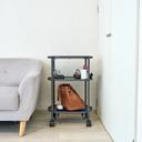 3段シェルフは、ソファ横のサイドテーブルとしても便利なサイズ。マルチユースで部屋を広く使えます。